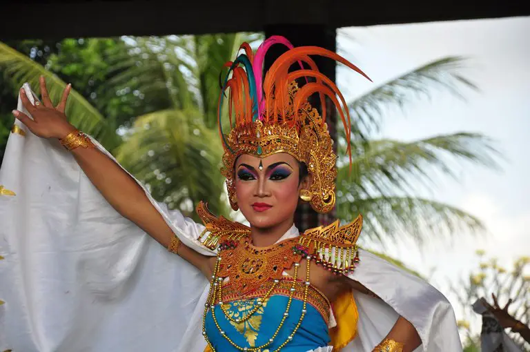 A Cendrawasih Balinese dancer